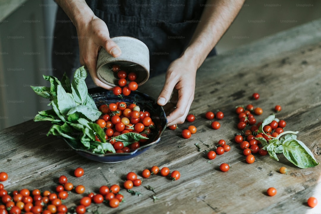Aromatik Baharatlarla Biberli Zeytinyağı Oluşturmanın Yöntemi - pepper and herbs