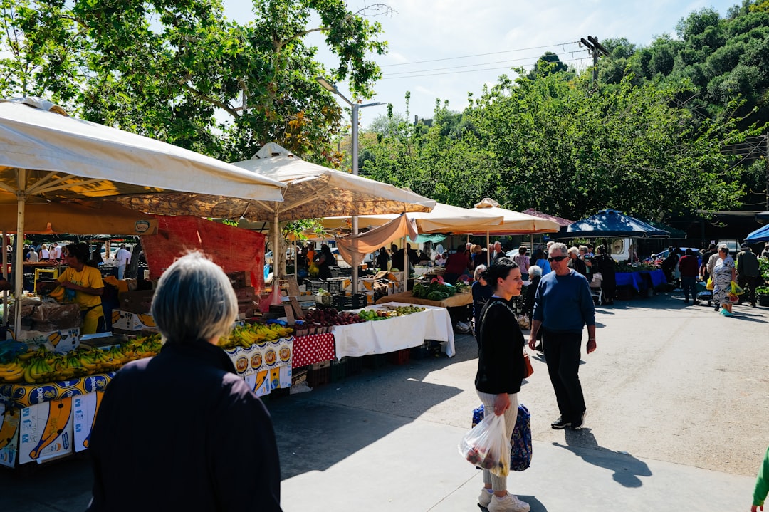 Ege’nin Saklı Yağları Memecik Hakkında Her Şey - local market with olive oil