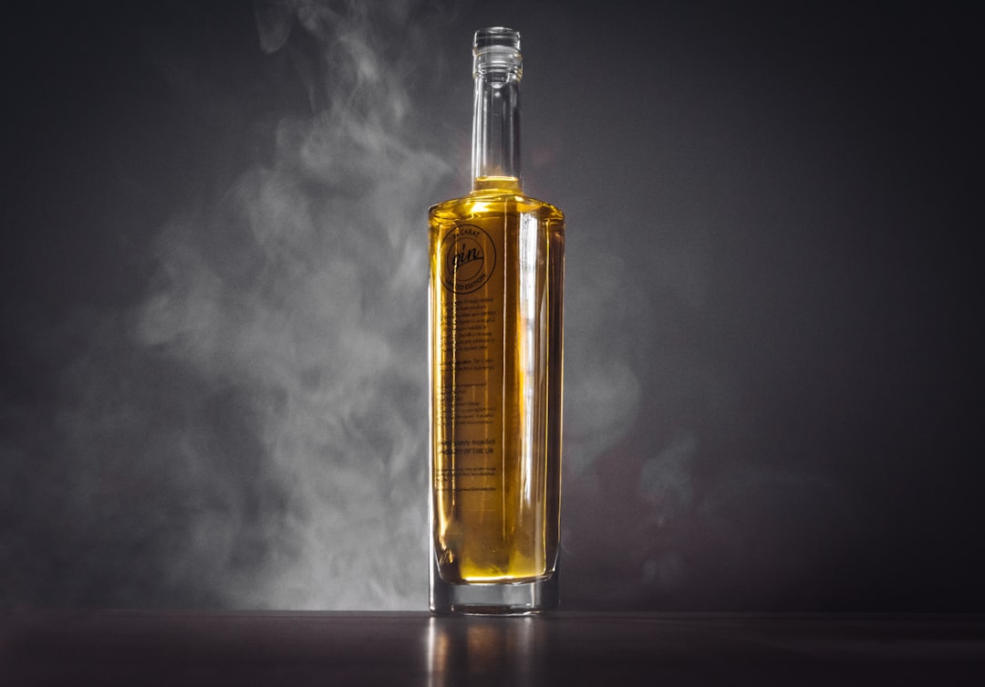 Erken Hasat Çeşitleriyle Organik Sızma Zeytinyağının Aroması - olive oil bottle