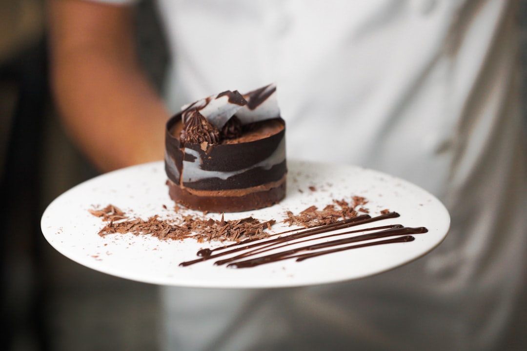 Hafif Tatlılar İçin Özel Amaçlı Yağ Kullanımı - chef preparing desserts
