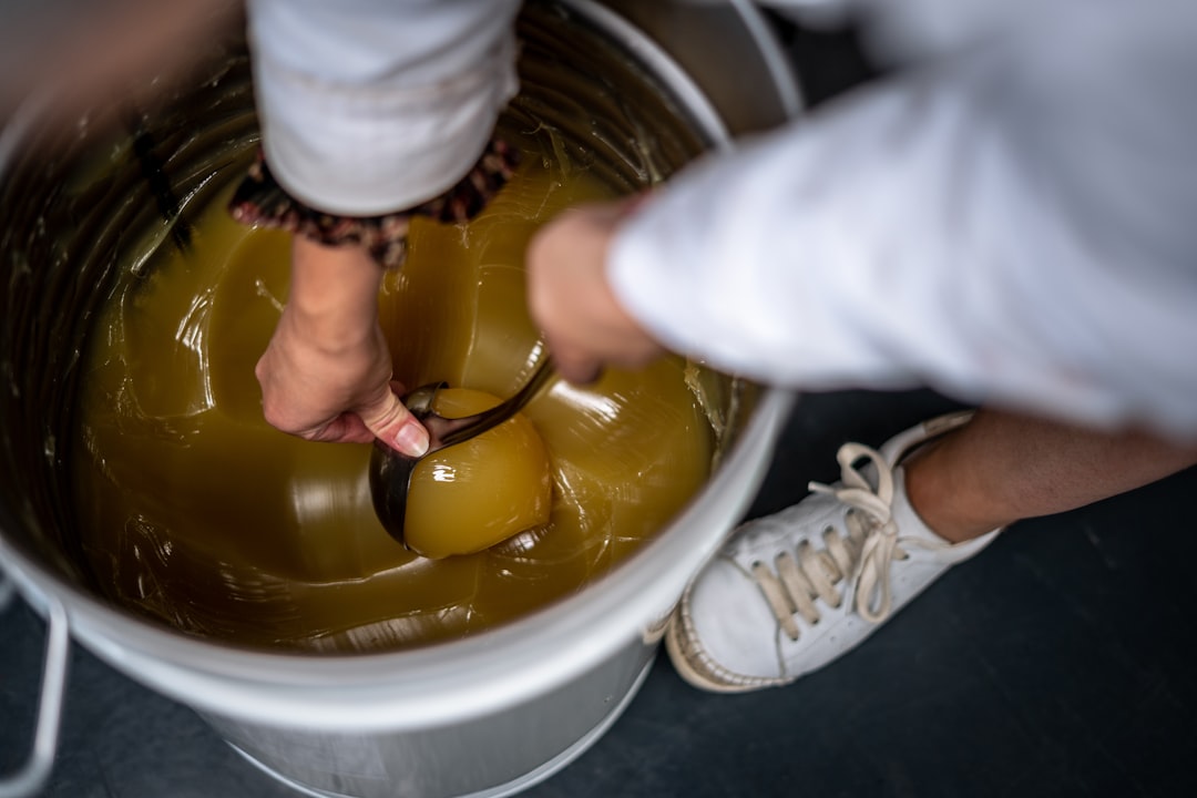 Isıya Dayanıklı Yağlarla Taze Kızarmış Lezzetler - oil in a pot